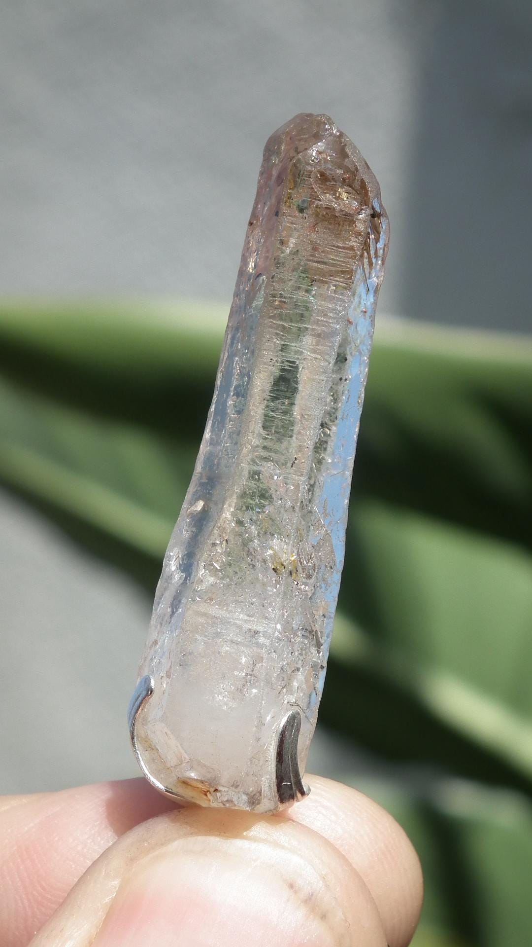 Uv reactive crystal pendant // Petroleum quartz // Terminated quartz