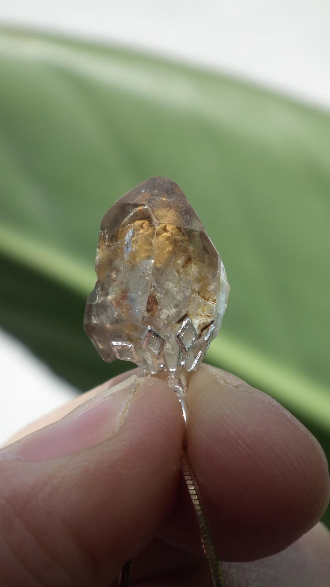 Uv reactive crystal pendant // Petroleum quartz // Terminated quartz