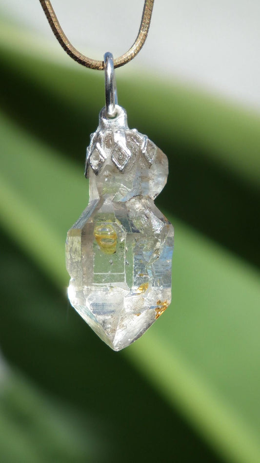 Uv reactive crystal pendant // Petroleum quartz // Terminated quartz