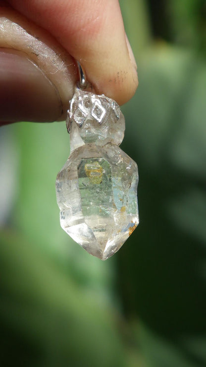 Uv reactive crystal pendant // Petroleum quartz // Terminated quartz