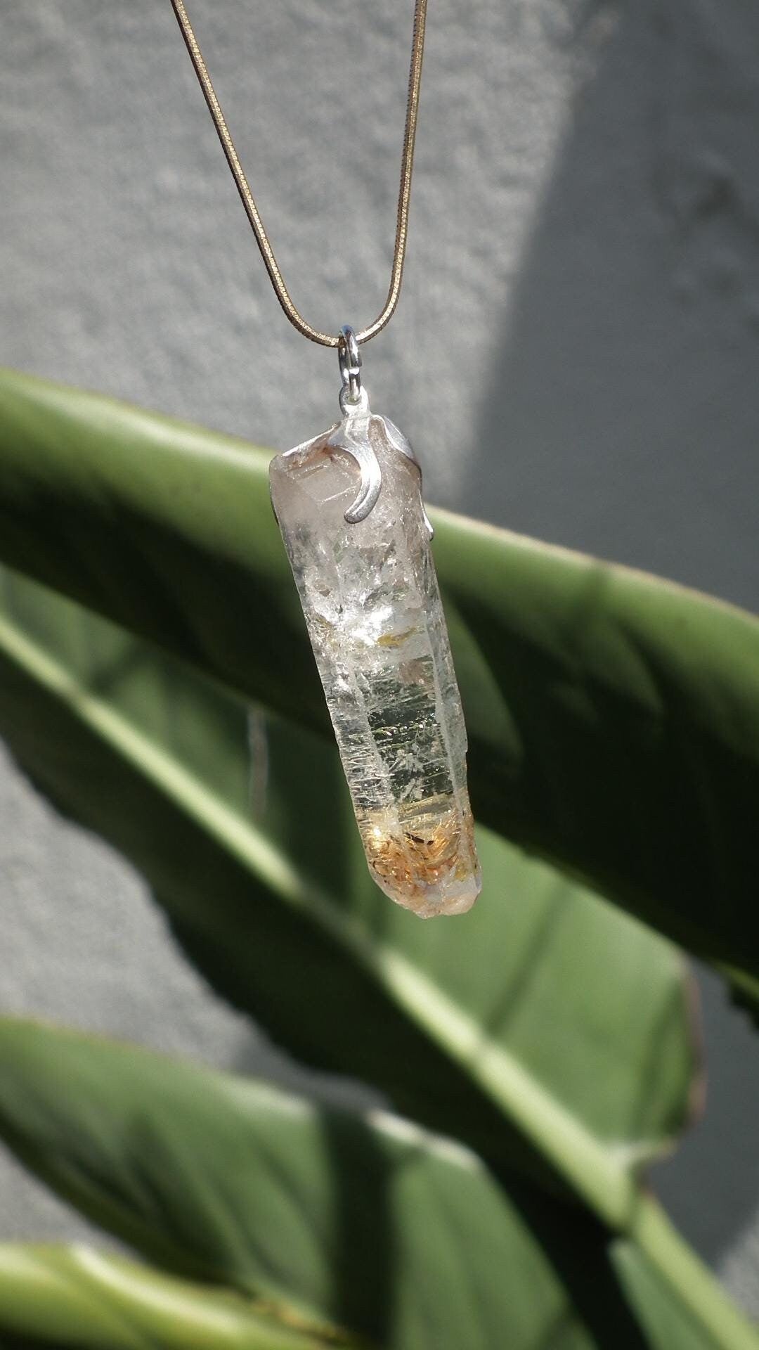 Uv reactive crystal pendant // Petroleum quartz // Terminated quartz