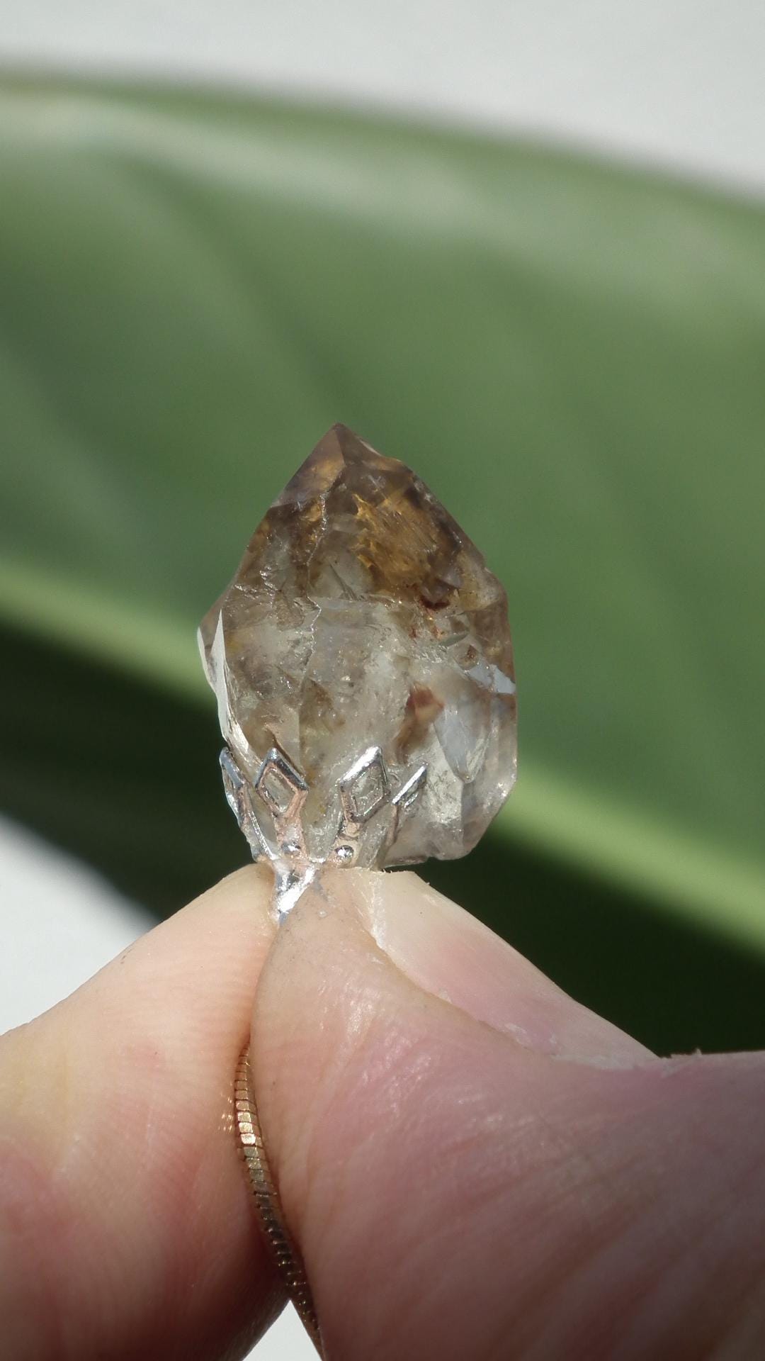 Uv reactive crystal pendant // Petroleum quartz // Terminated quartz