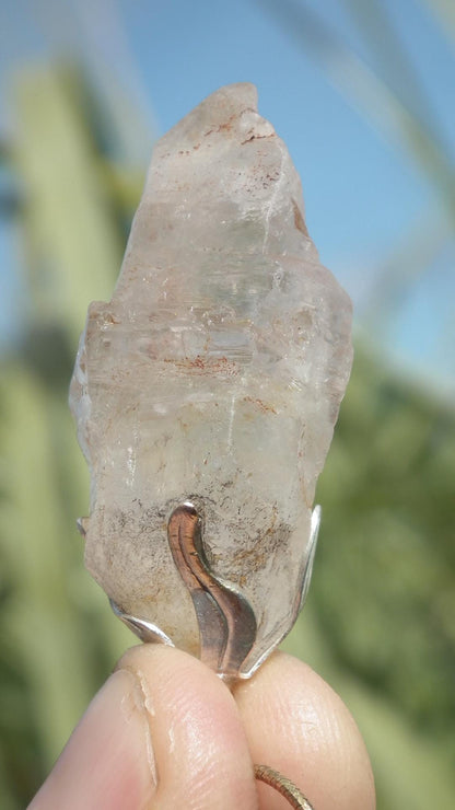 Uv reactive crystal pendant // Petroleum quartz // Terminated quartz