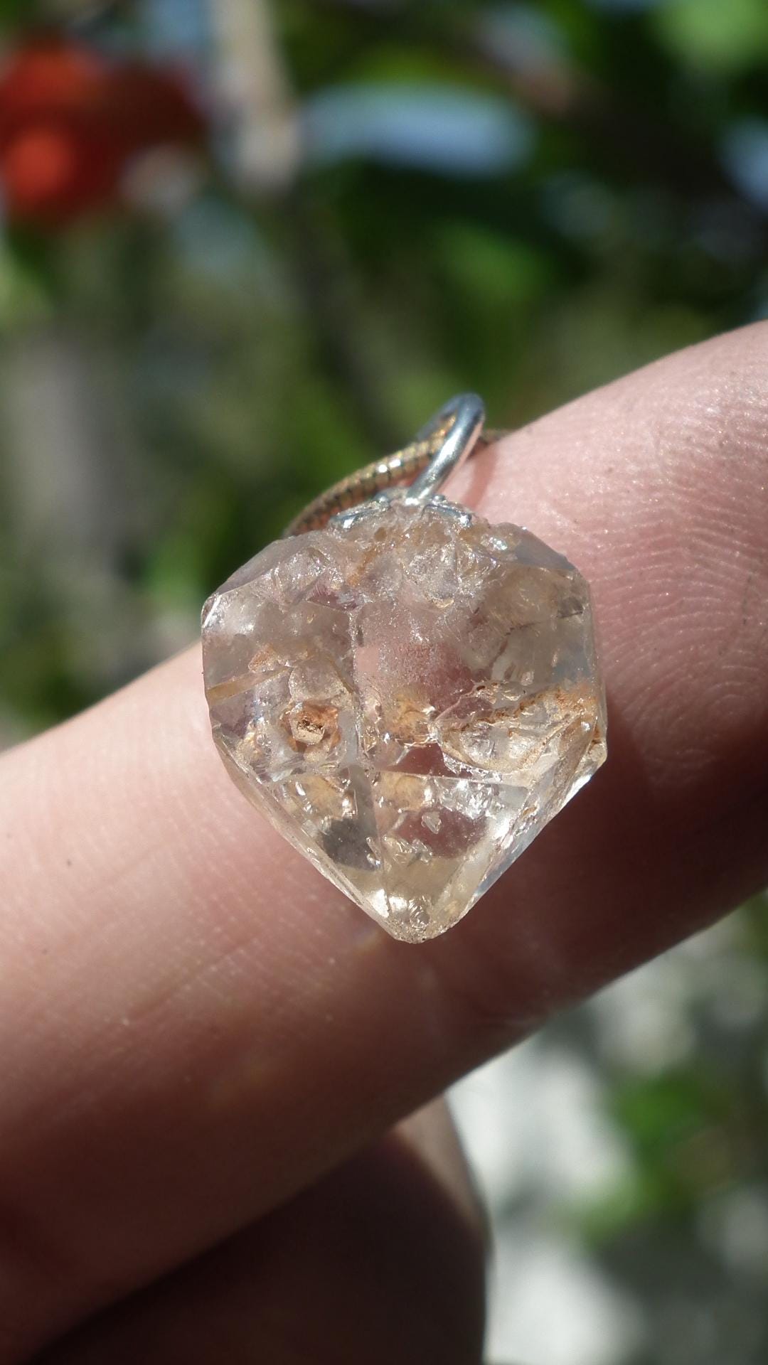 Uv reactive crystal pendant // Petroleum quartz // Terminated quartz