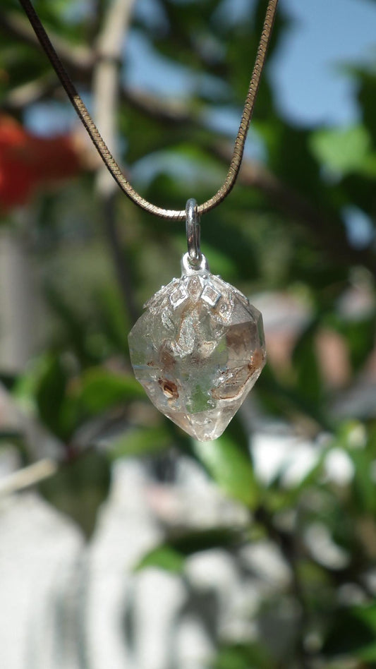 Uv reactive crystal pendant // Petroleum quartz // Terminated quartz