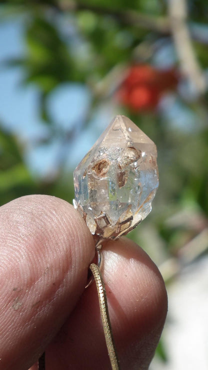 Uv reactive crystal pendant // Petroleum quartz // Terminated quartz