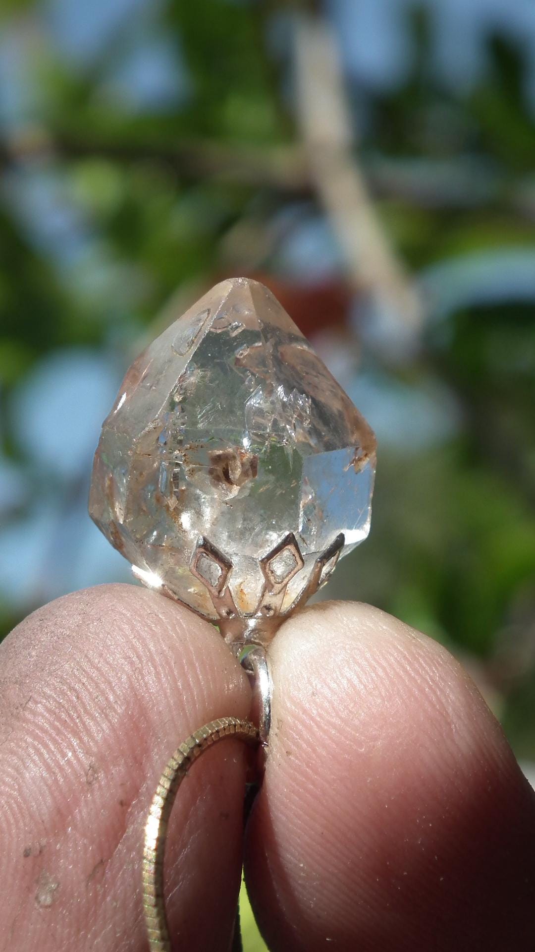 Uv reactive crystal pendant // Petroleum quartz // Terminated quartz