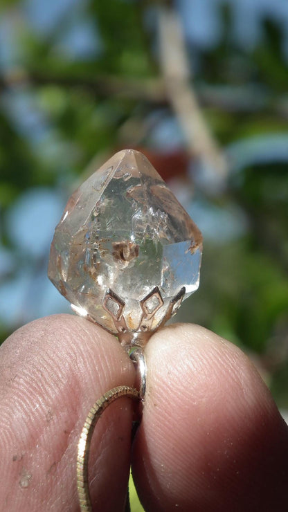 Uv reactive crystal pendant // Petroleum quartz // Terminated quartz