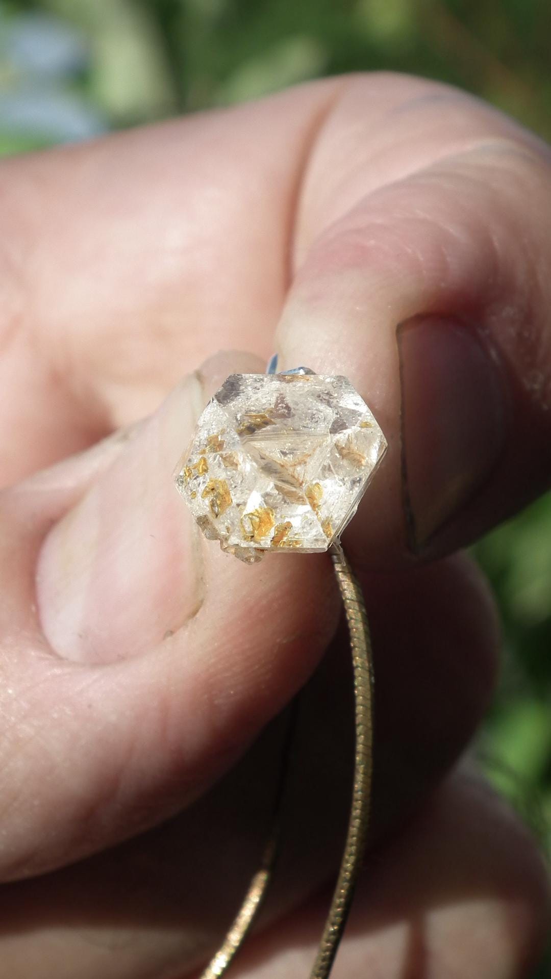 Uv reactive crystal pendant // Petroleum quartz // Terminated quartz
