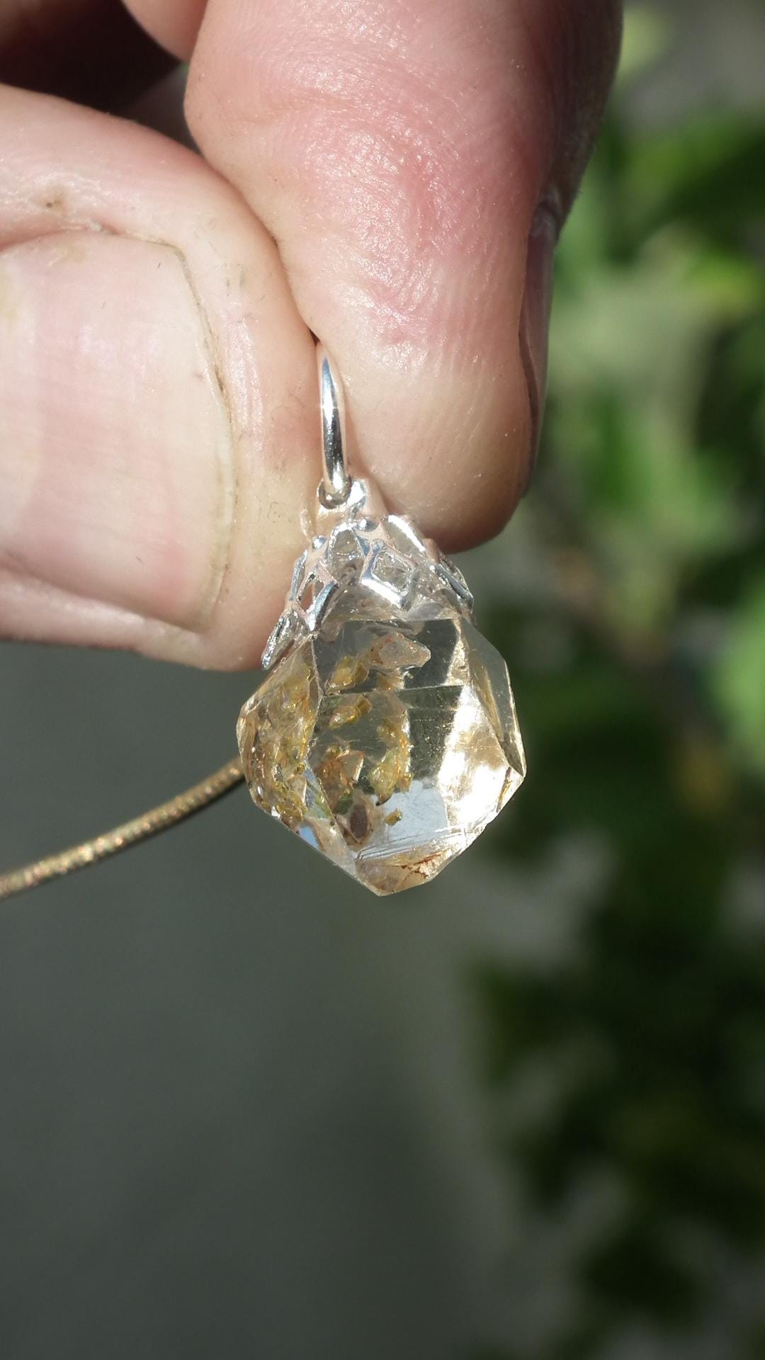 Uv reactive crystal pendant // Petroleum quartz // Terminated quartz