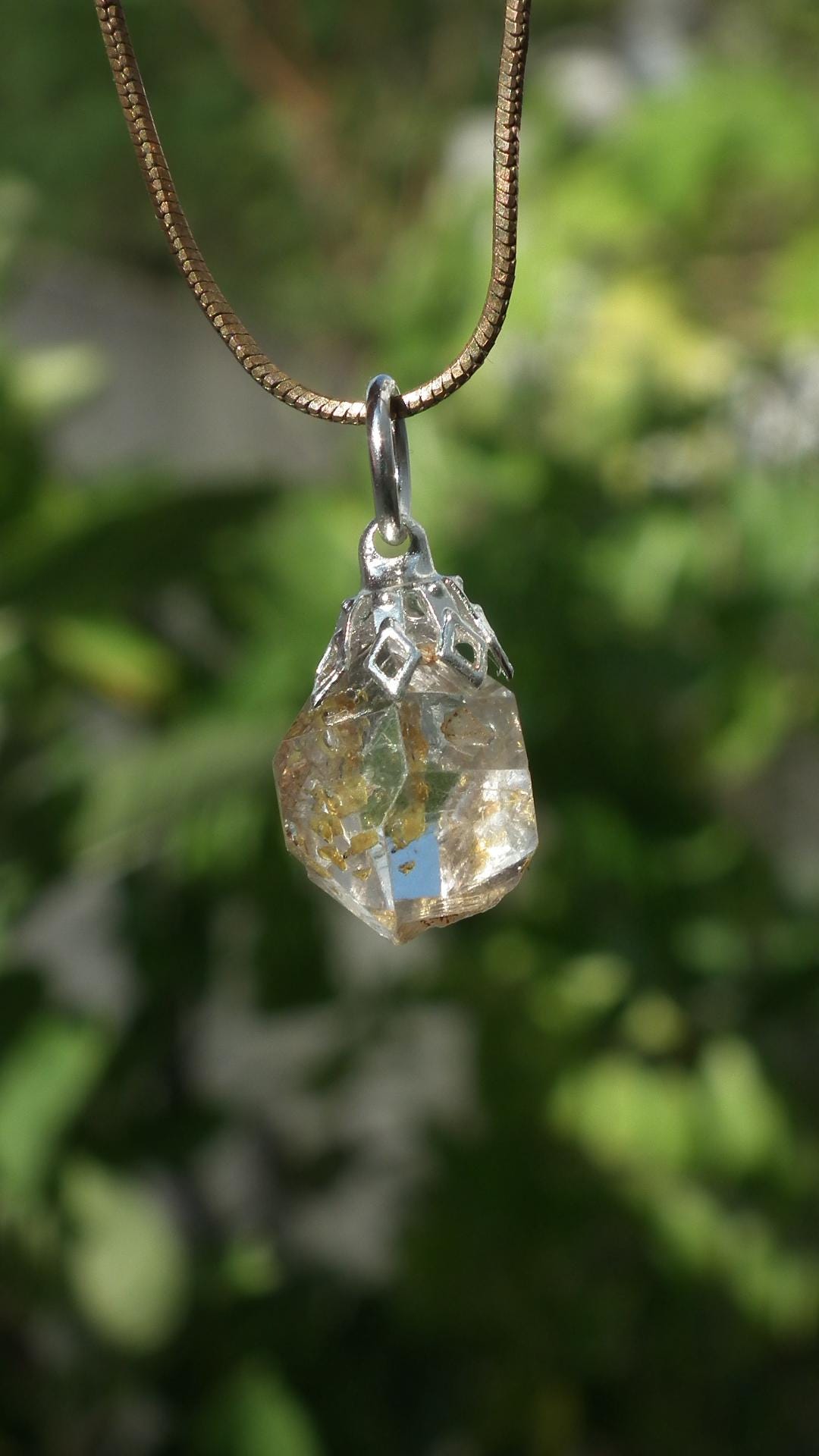 Uv reactive crystal pendant // Petroleum quartz // Terminated quartz