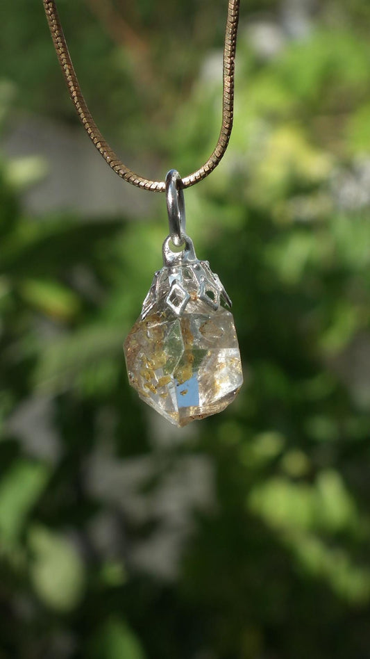 Uv reactive crystal pendant // Petroleum quartz // Terminated quartz