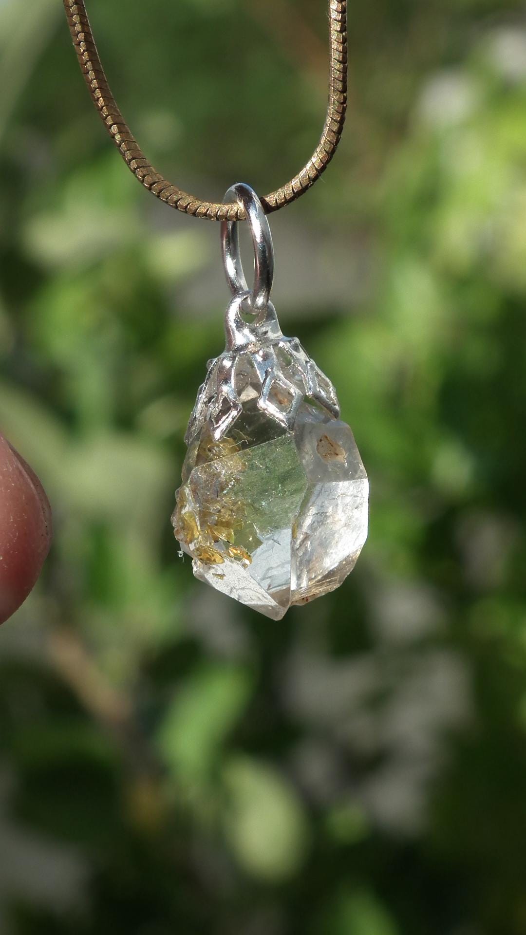 Uv reactive crystal pendant // Petroleum quartz // Terminated quartz