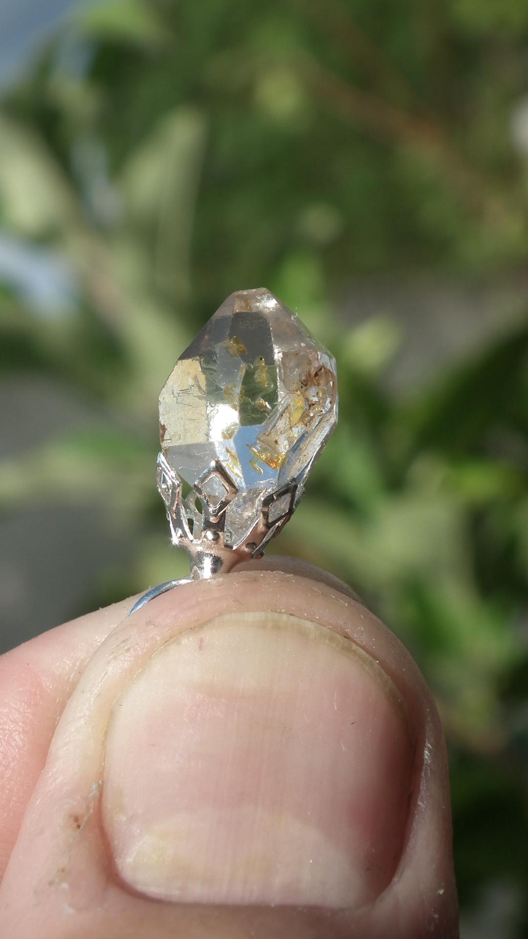Uv reactive crystal pendant // Petroleum quartz // Terminated quartz