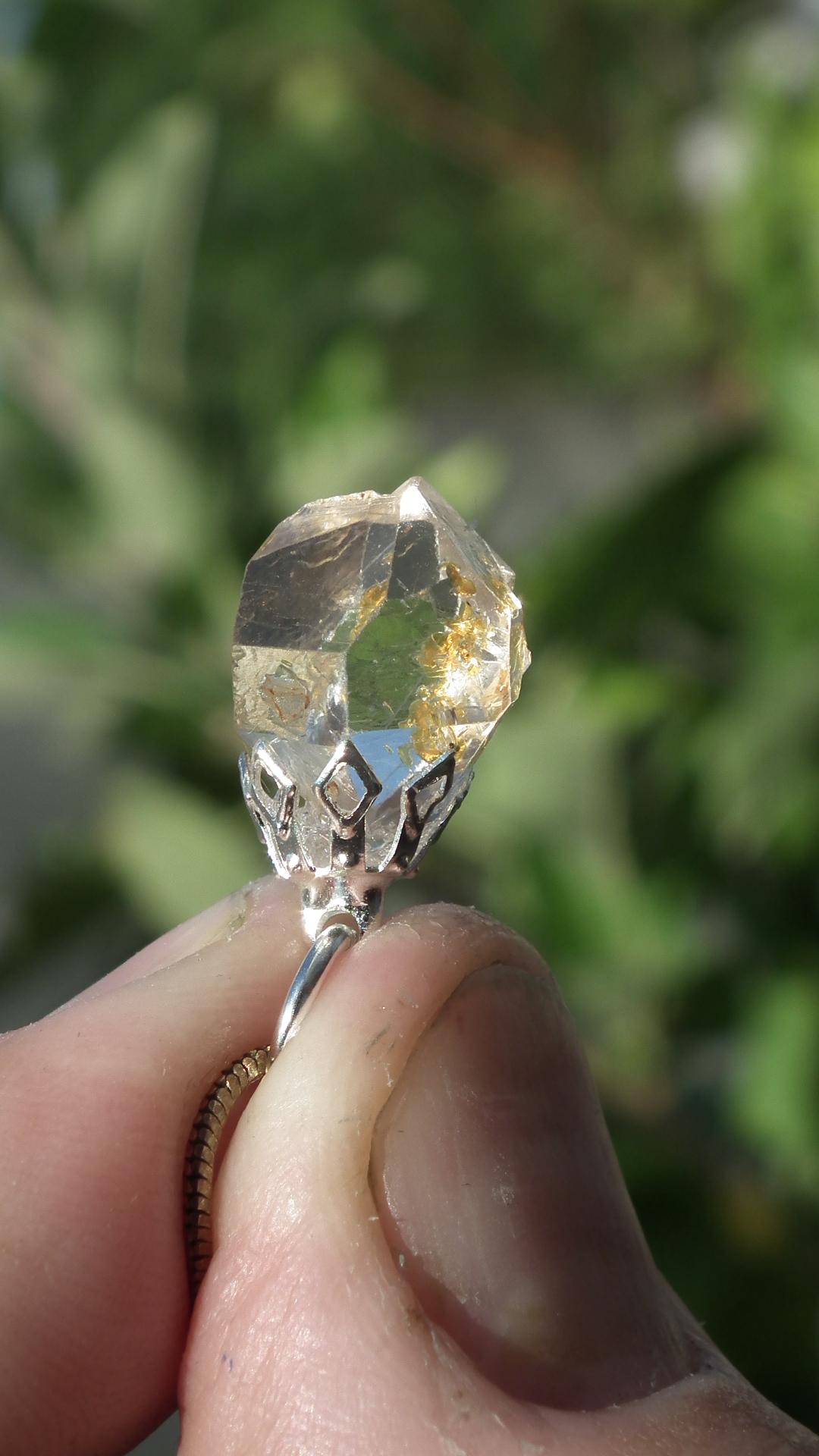 Uv reactive crystal pendant // Petroleum quartz // Terminated quartz
