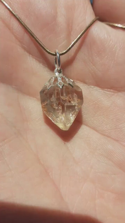 Uv reactive crystal pendant // Petroleum quartz // Terminated quartz