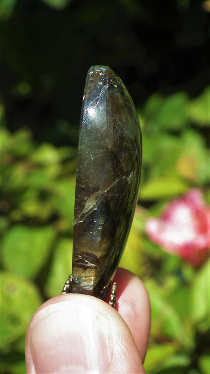 Labradorite pendant with bronze bail
