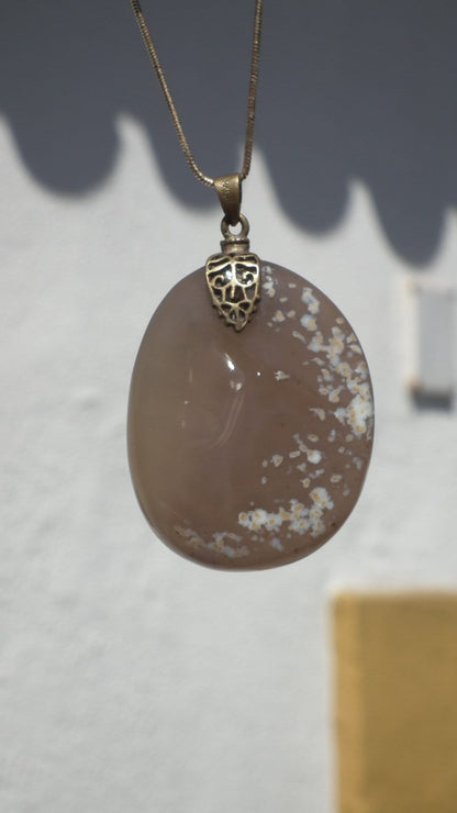 Agate pendant with Bronze bail